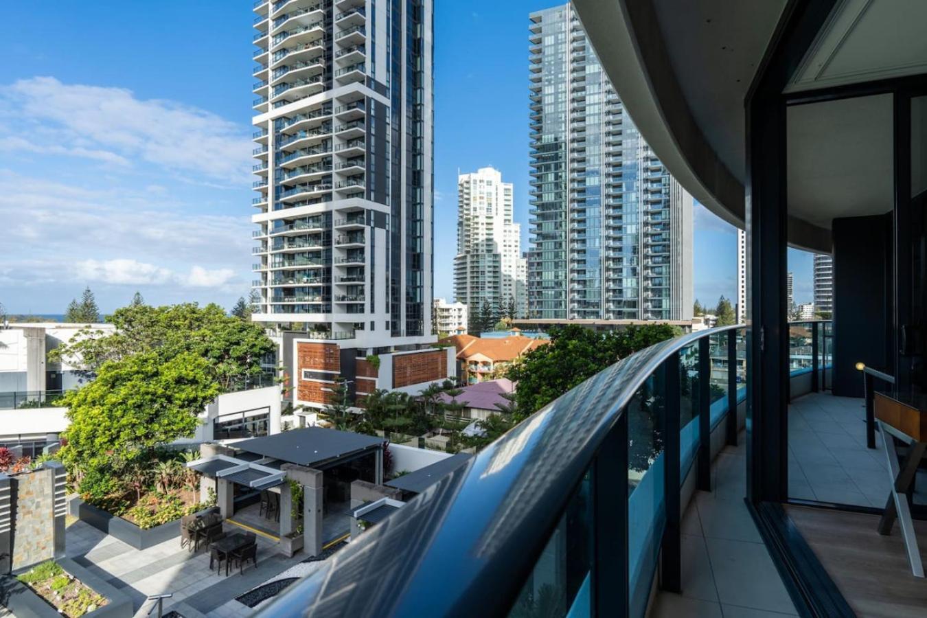 Oracle 2 - 2b In Broadbeach With Views *
