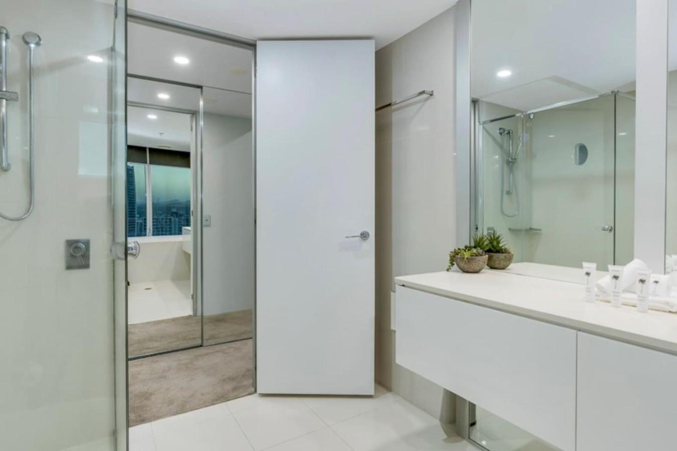 Apartment Sophias Place In Surfers With Stunning Views *