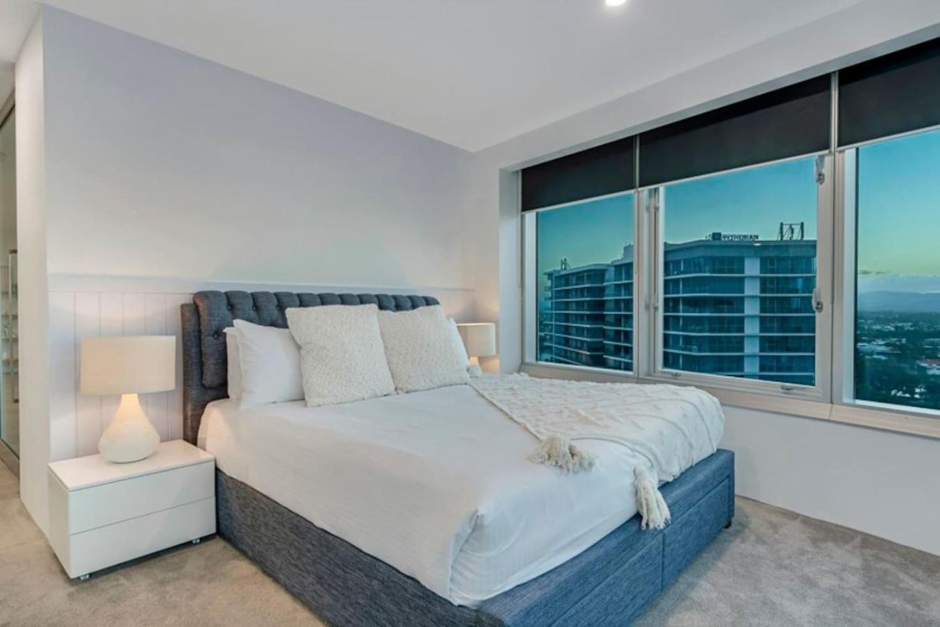 Sophias Place In Surfers With Stunning Views *