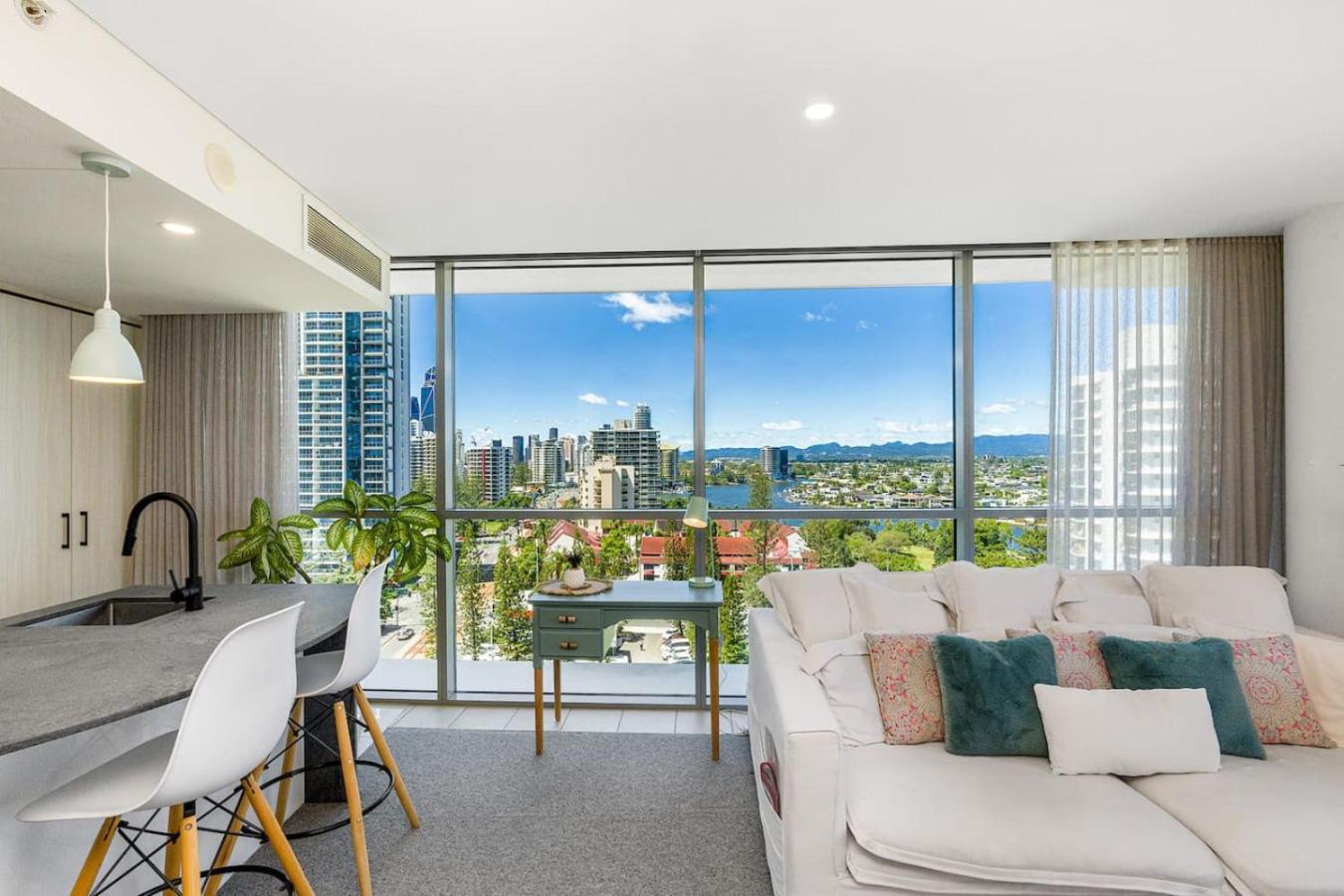Lovely 1 Bed With Stunning Views Pool * Gold Coast