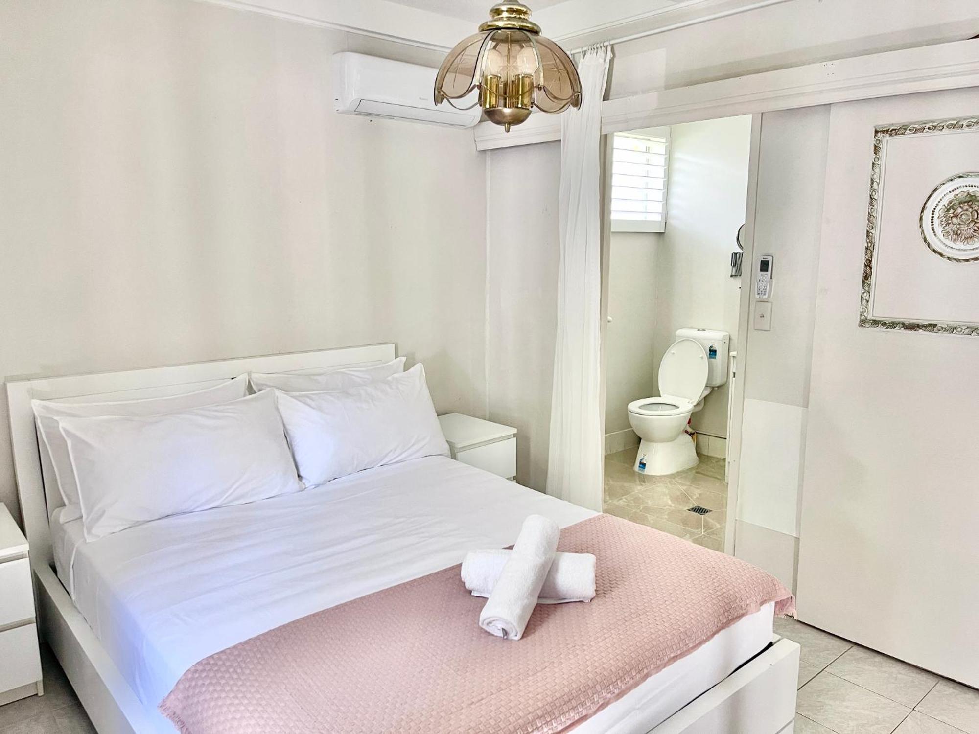 Charming Chevron Island Haven- Dog-friendly Retreat Right On Main River Gold Coast