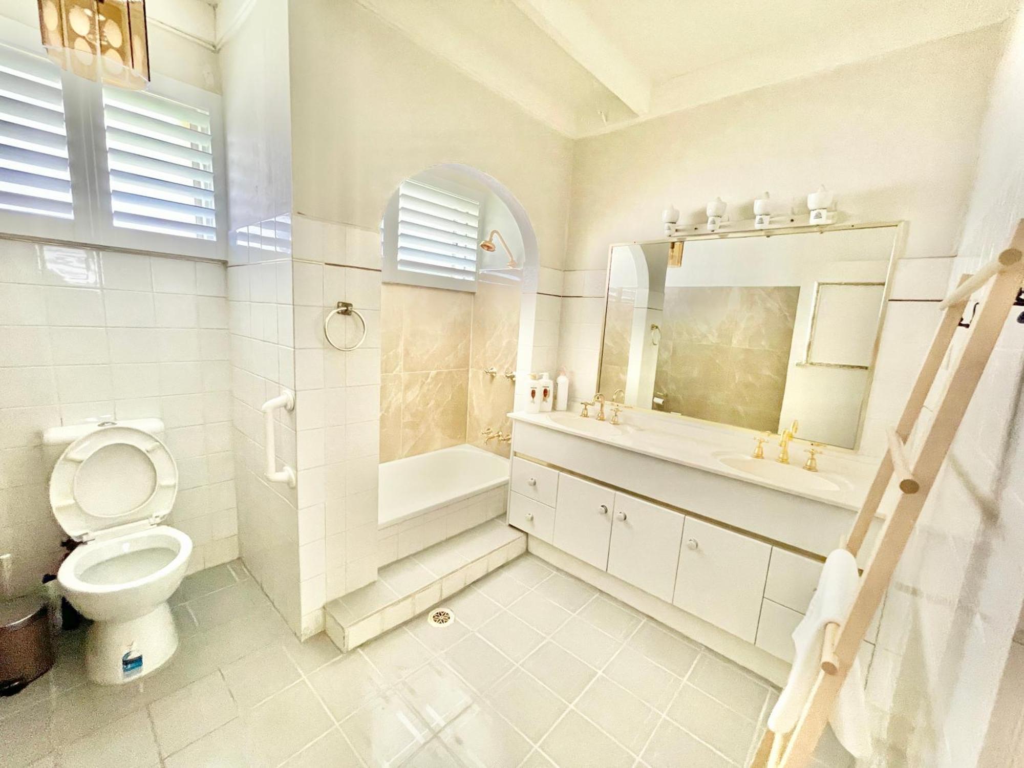 Charming Chevron Island Haven- Dog-friendly Retreat Right On Main River Villa Gold Coast