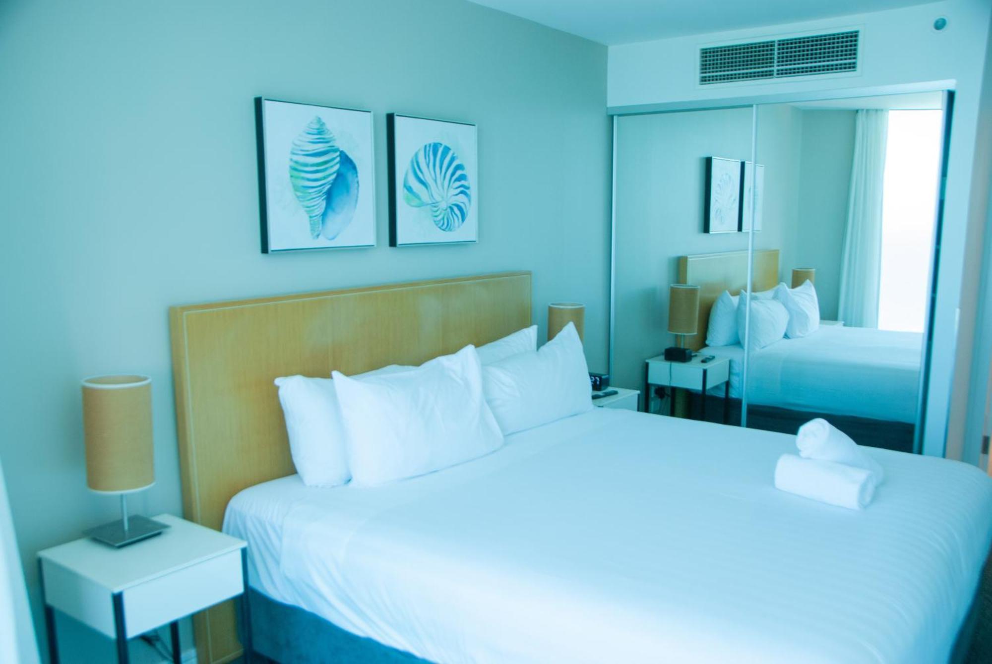 Number 1 H Residences - Wifi, Parking & By Holidays *