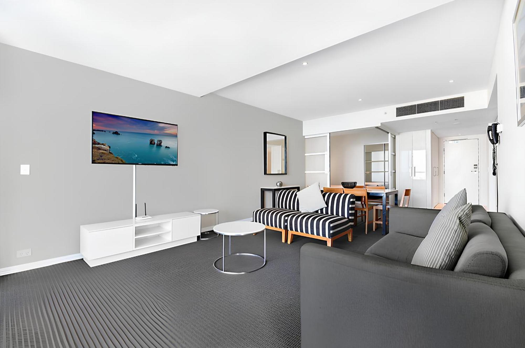 Number 1 H Residences - Wifi, Parking & By Holidays *