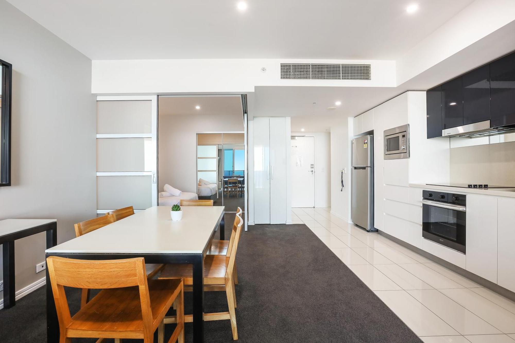 Number 1 H Residences - Wifi, Parking & By Holidays Gold Coast