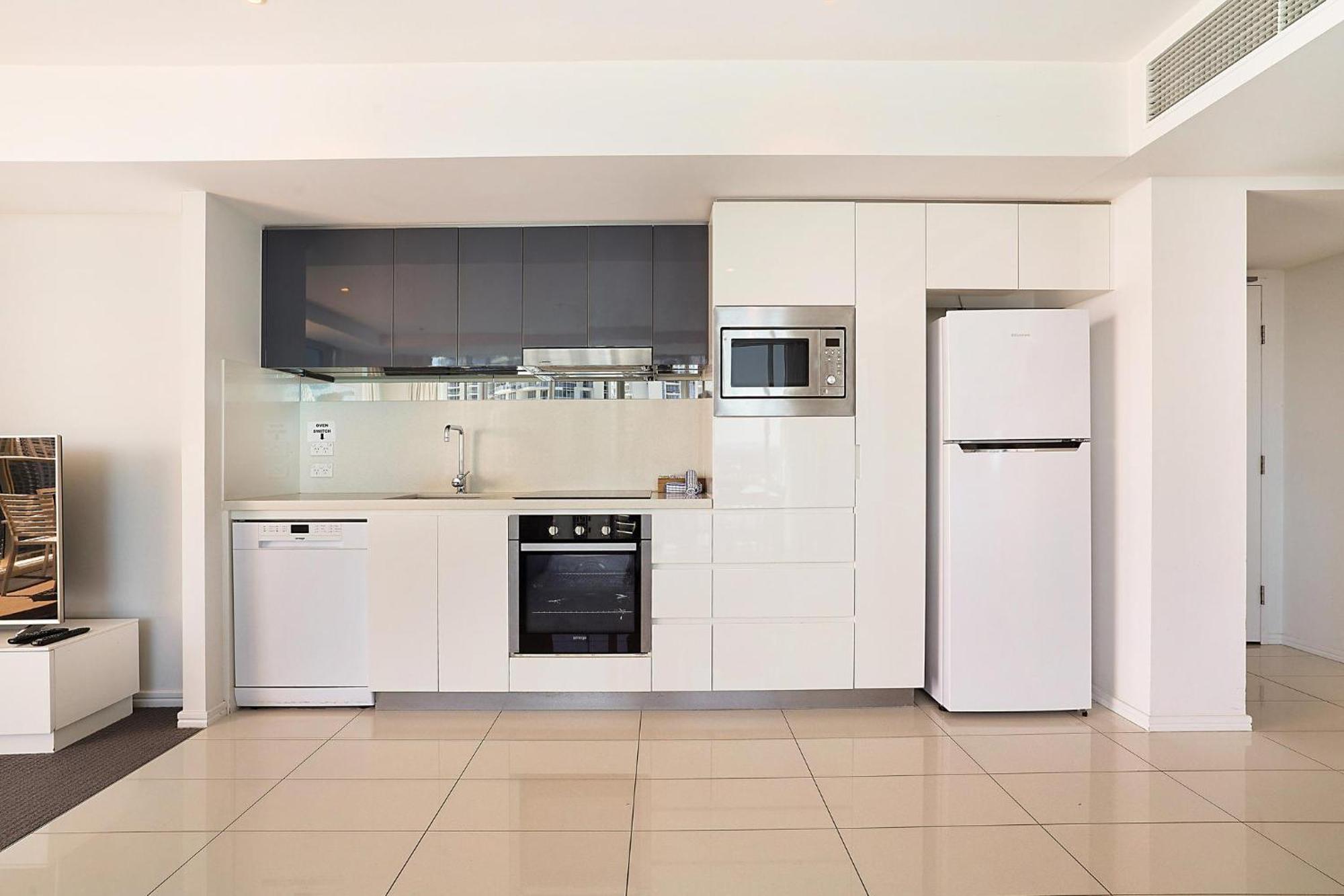 Number 1 H Residences - Wifi, Parking & By Holidays Apartment