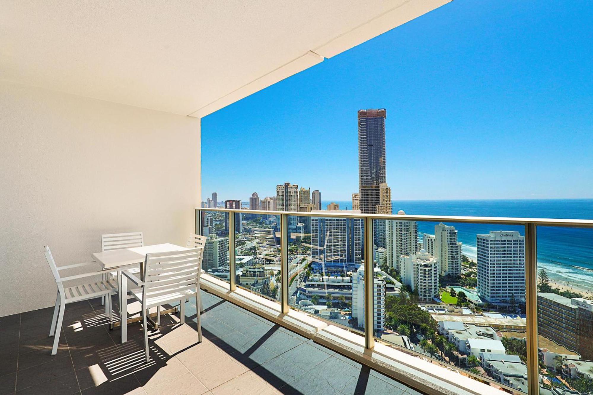 Number 1 H Residences - Wifi, Parking & By Holidays Apartment *