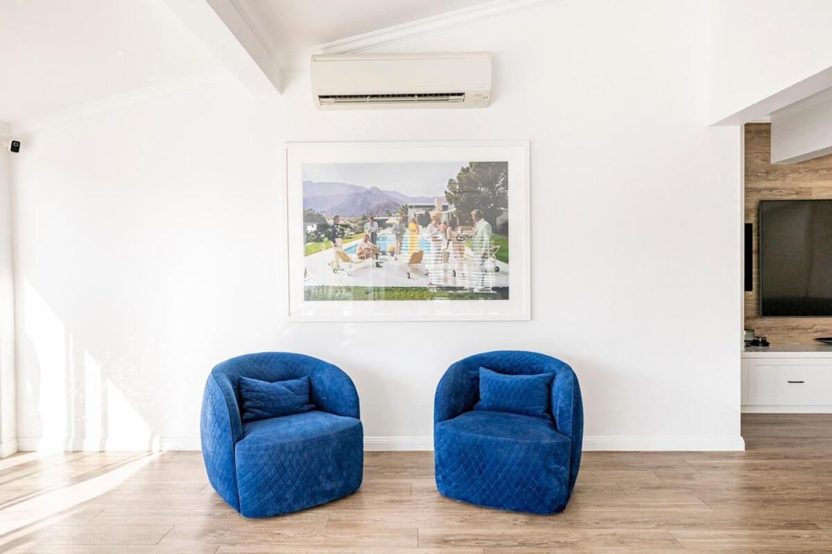 Chic Coastal Waterside Stunner! * Gold Coast
