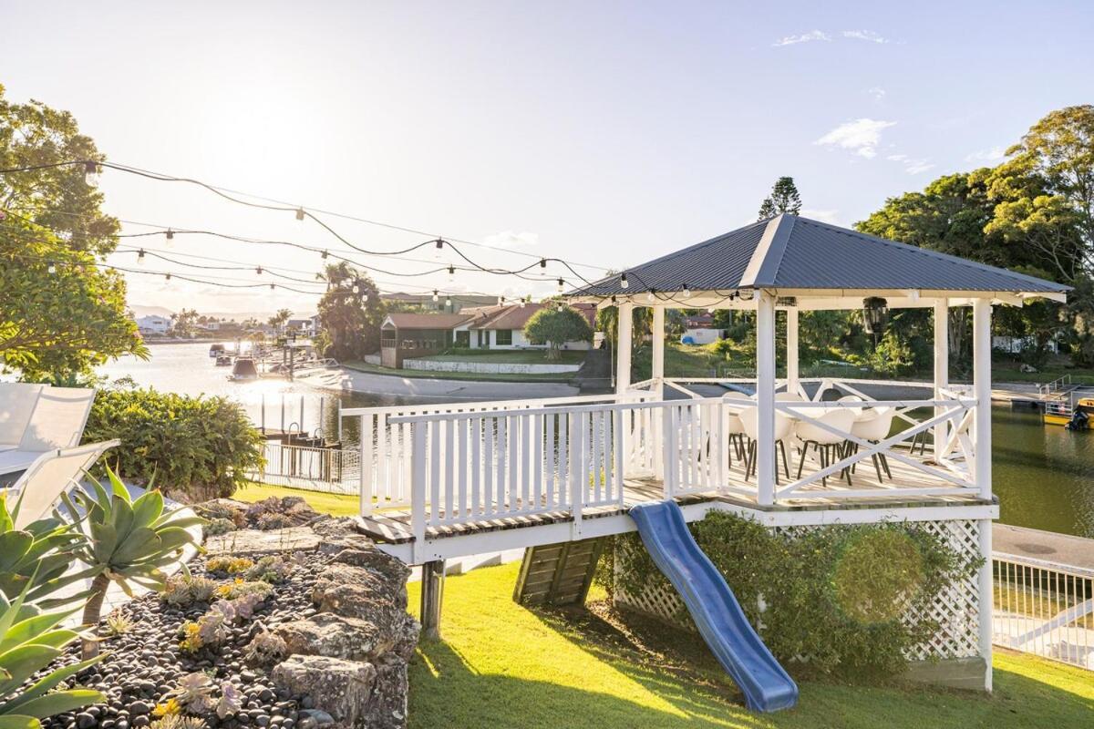 Chic Coastal Waterside Stunner! Holiday home Gold Coast