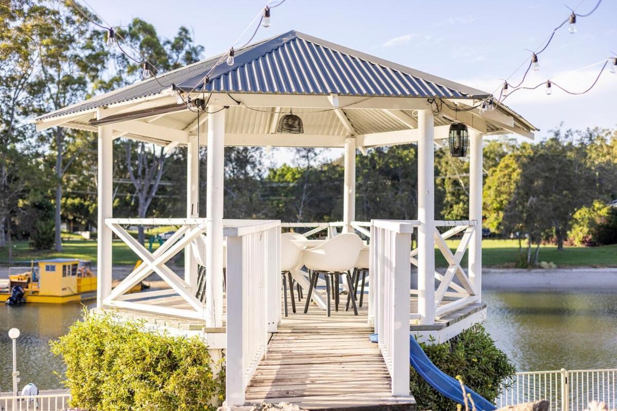 Chic Coastal Waterside Stunner! Holiday home