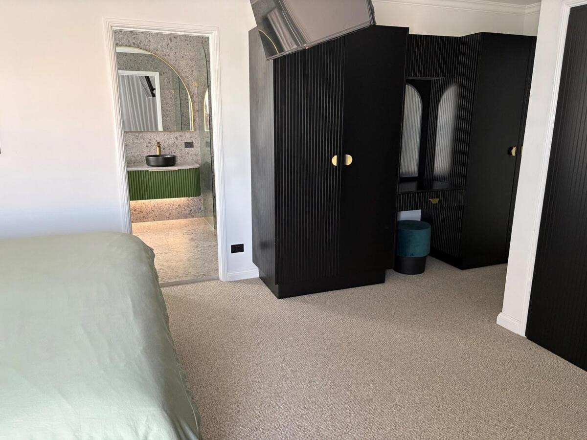 Holiday home Chic Coastal Waterside Stunner! Gold Coast