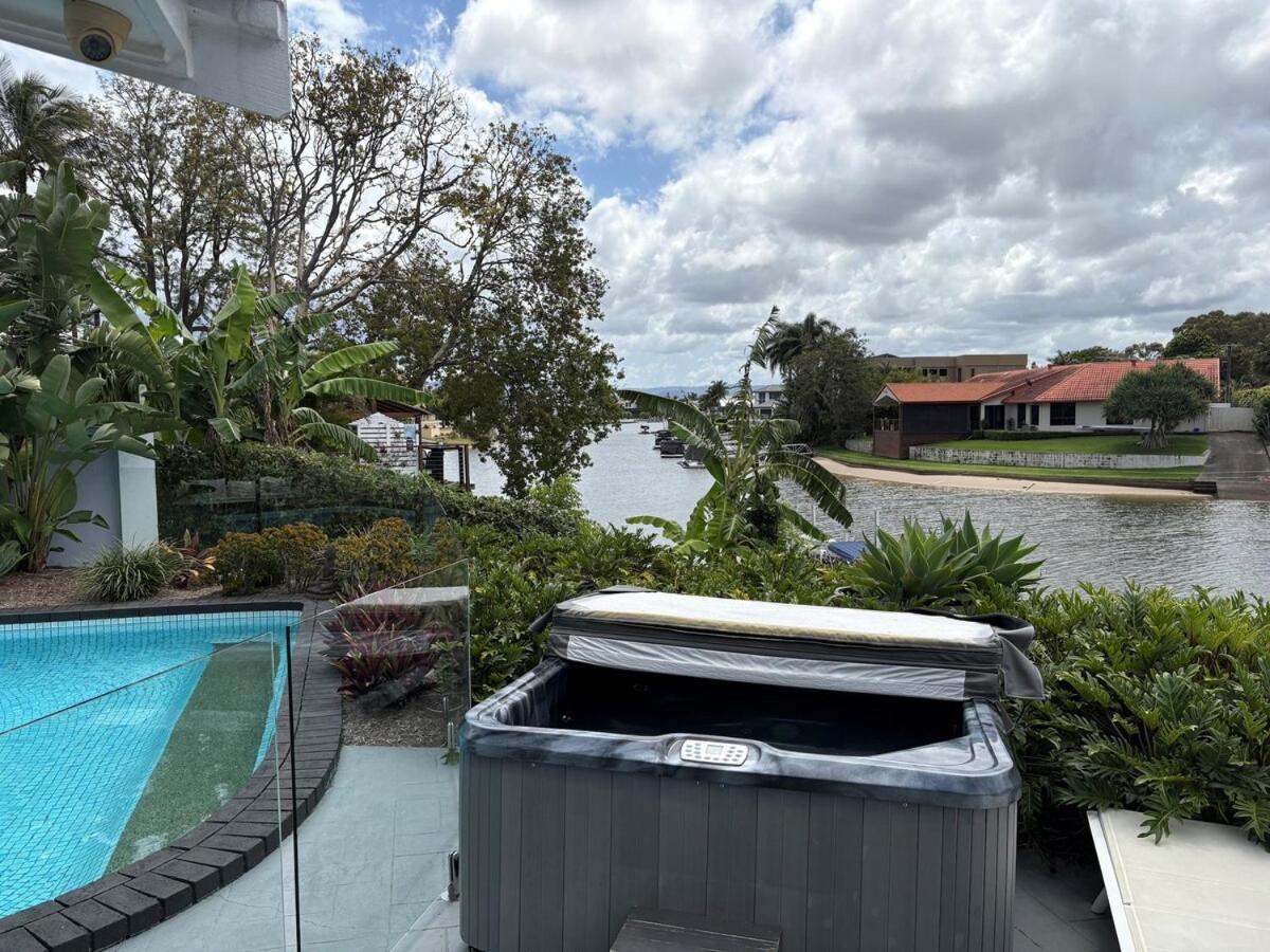 Chic Coastal Waterside Stunner! Holiday home Gold Coast