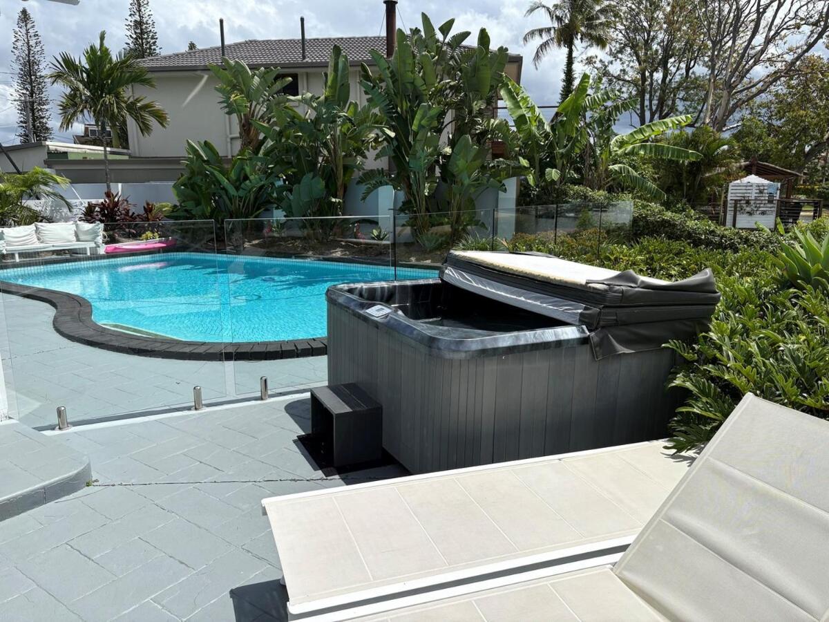 Holiday home Chic Coastal Waterside Stunner! Gold Coast