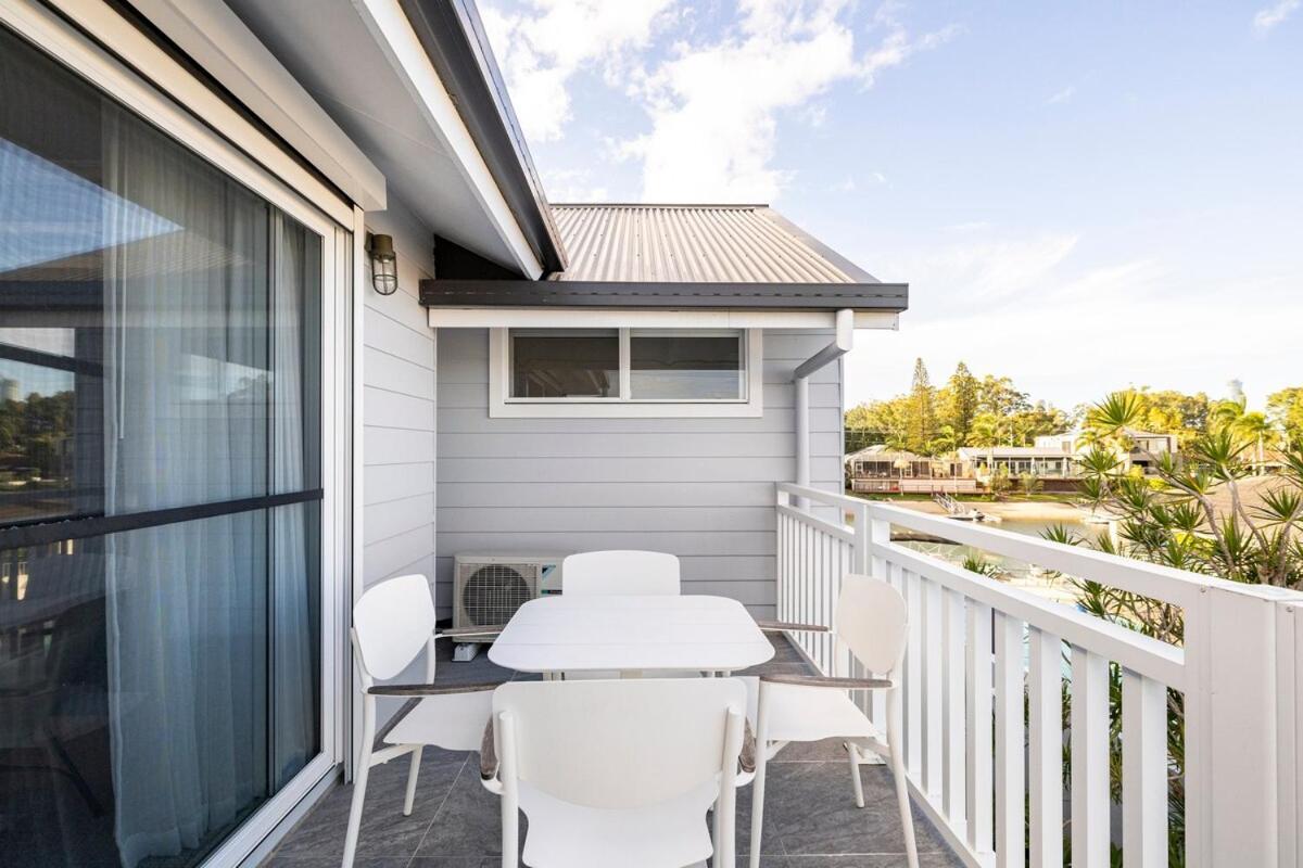 Chic Coastal Waterside Stunner!