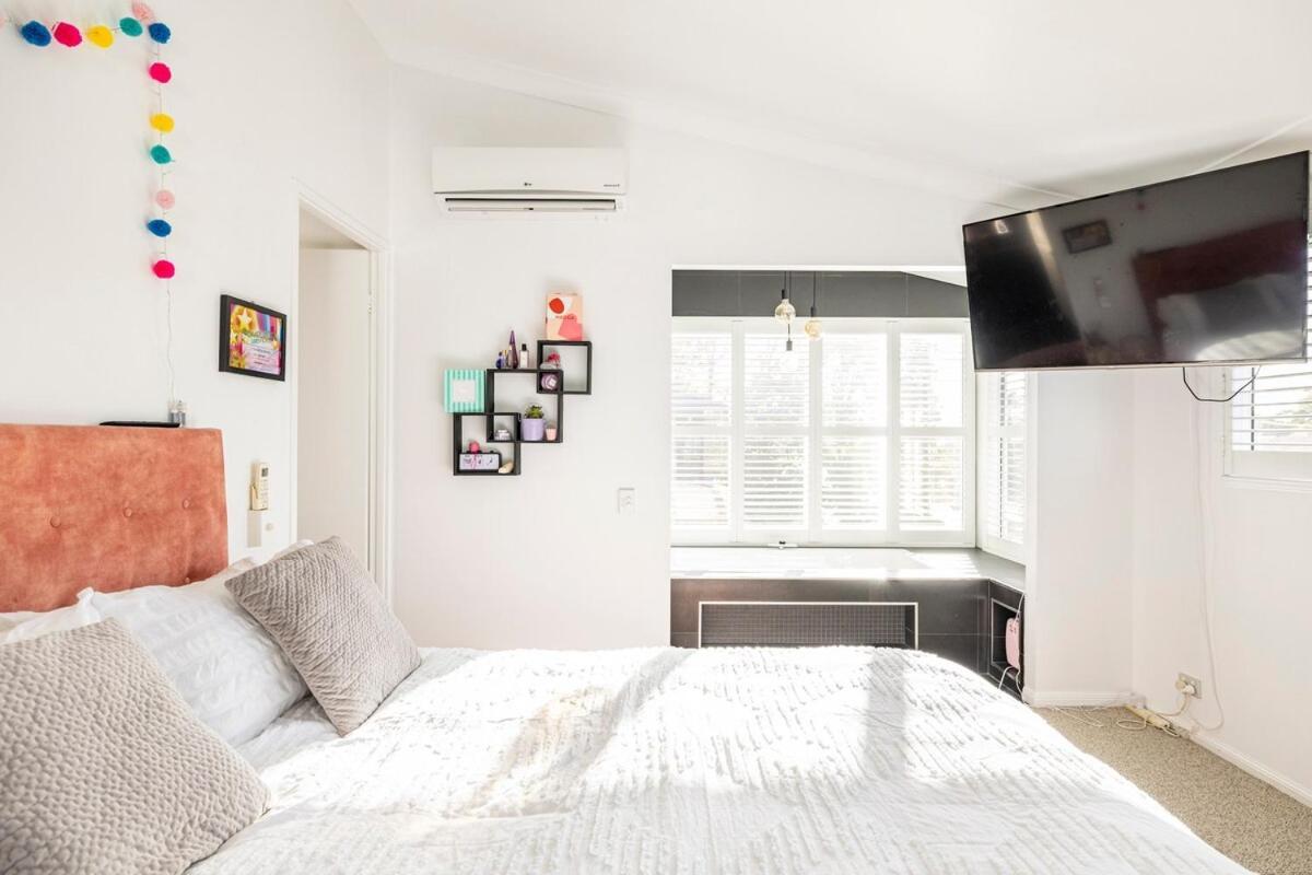 Chic Coastal Waterside Stunner! Gold Coast