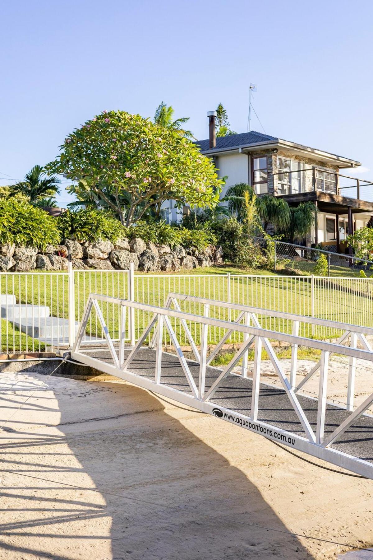 Holiday home Chic Coastal Waterside Stunner! Gold Coast