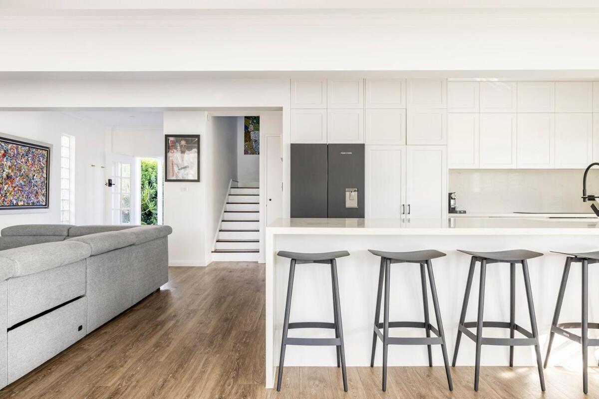 Chic Coastal Waterside Stunner! * Gold Coast