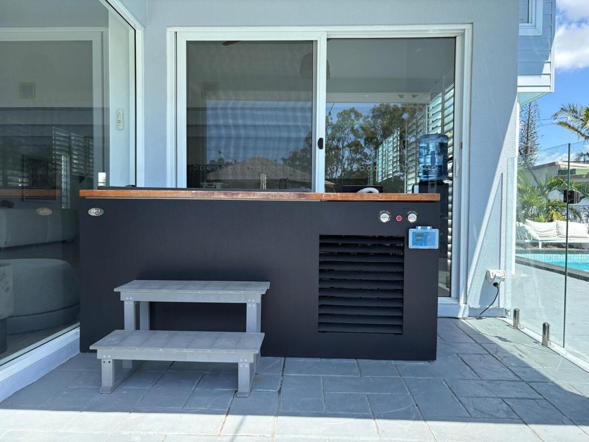 Holiday home Chic Coastal Waterside Stunner! Gold Coast