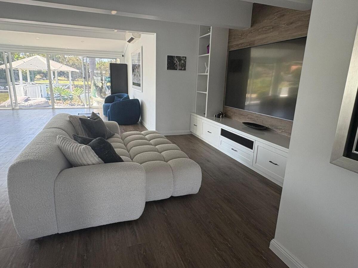 Chic Coastal Waterside Stunner! * Gold Coast