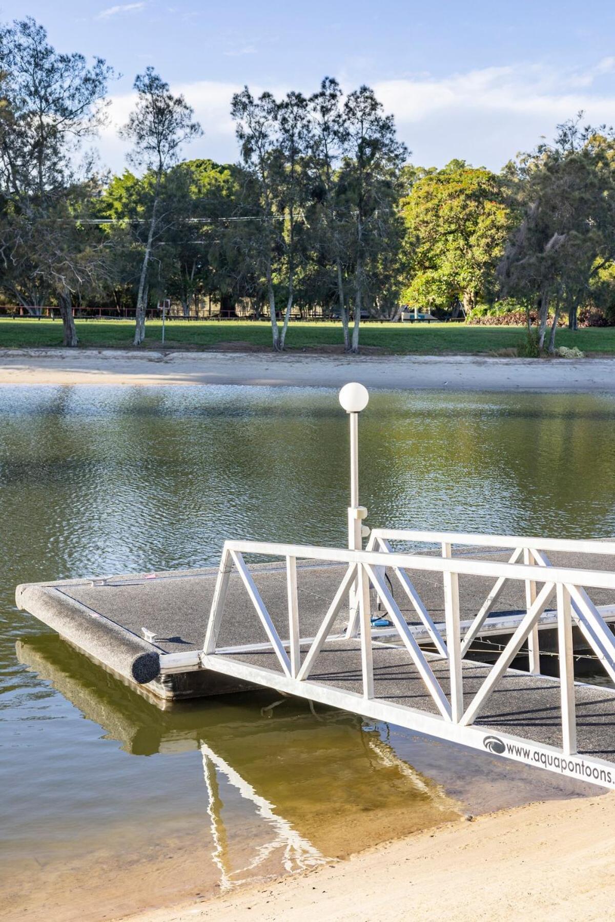 Chic Coastal Waterside Stunner! Holiday home *
