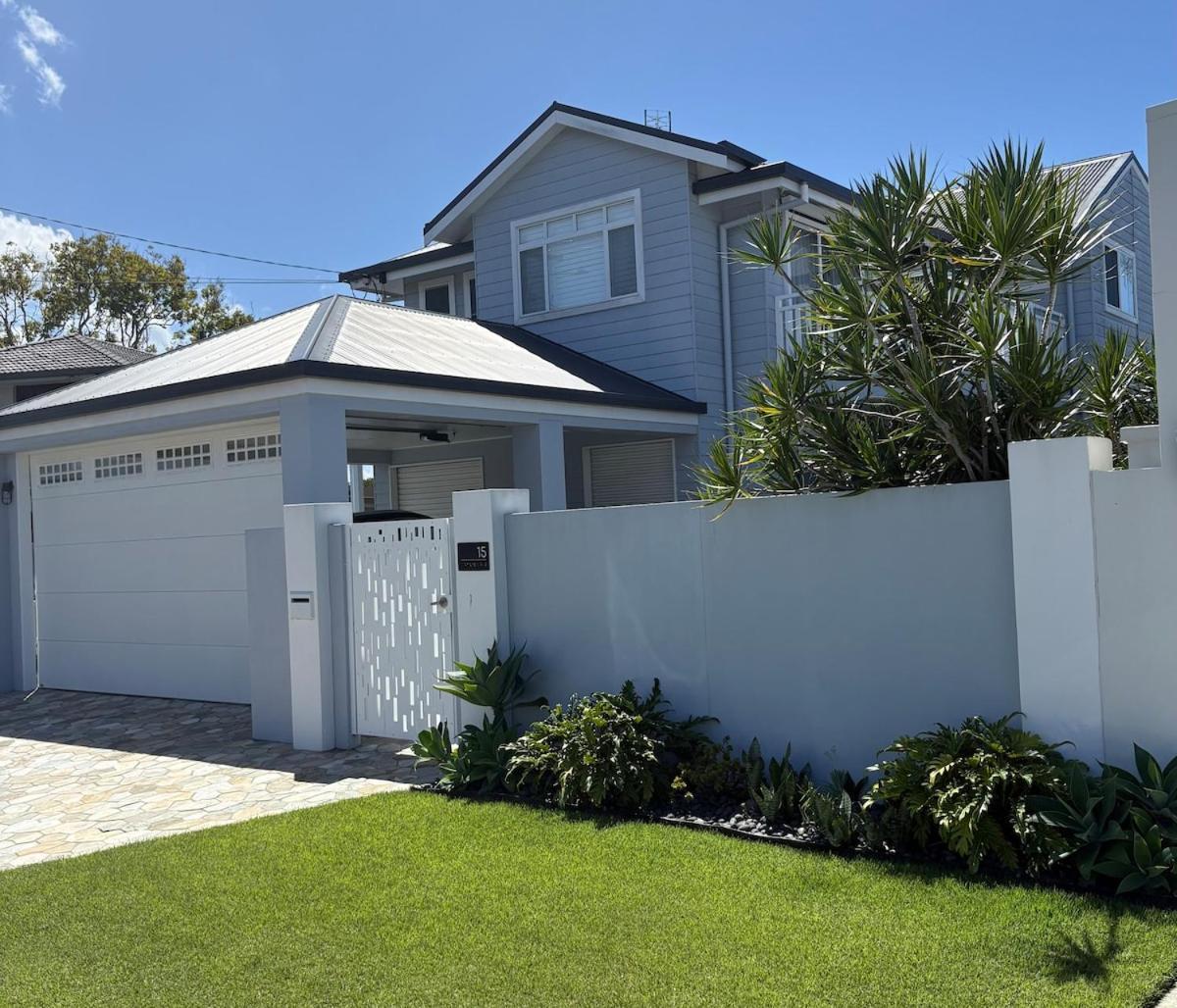 Chic Coastal Waterside Stunner! Holiday home Gold Coast