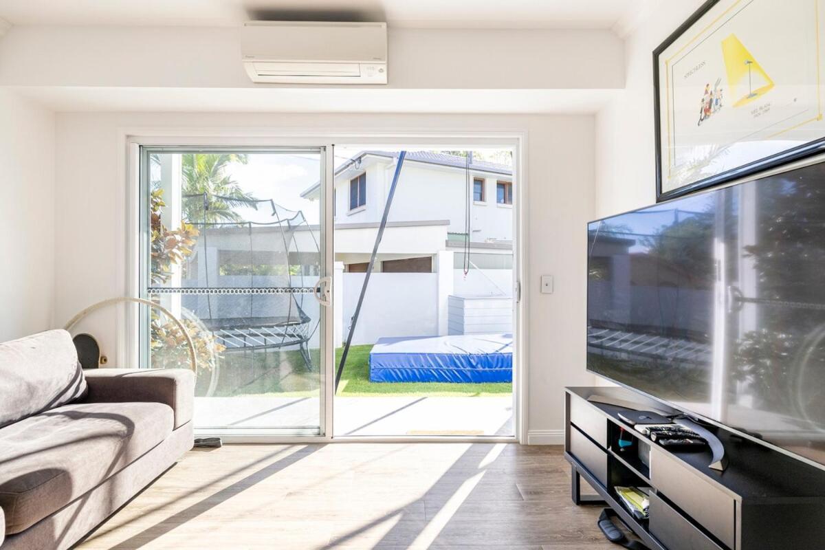 Chic Coastal Waterside Stunner! Gold Coast