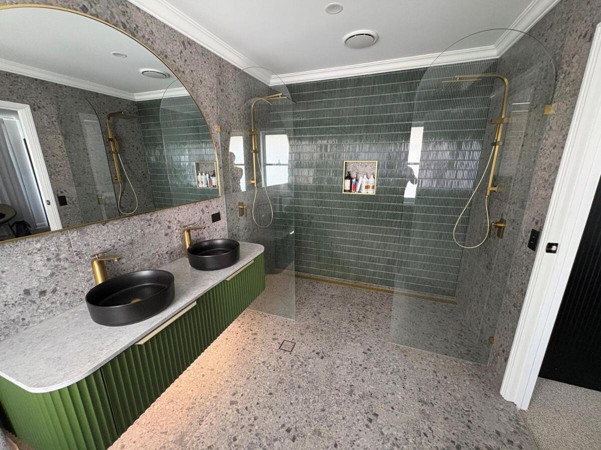 Chic Coastal Waterside Stunner! Gold Coast
