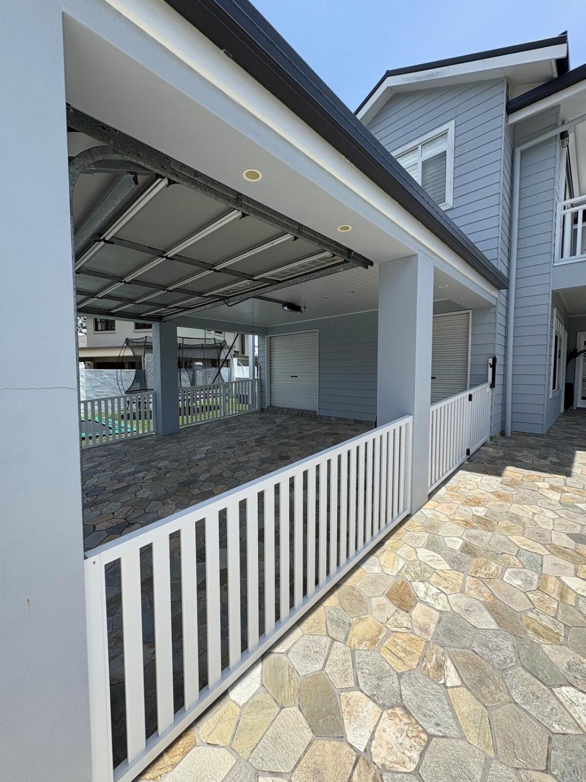 Chic Coastal Waterside Stunner! * Gold Coast