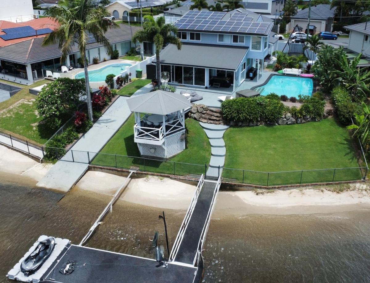 Chic Coastal Waterside Stunner!