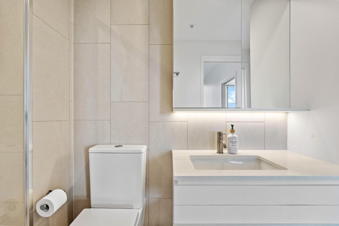 Apartment The Vista Coastline View 2br Unit In Signature Broadbeach With Parking And Pool *