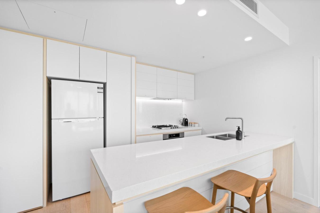 The Vista Coastline View 2br Unit In Signature Broadbeach With Parking And Pool Apartment *