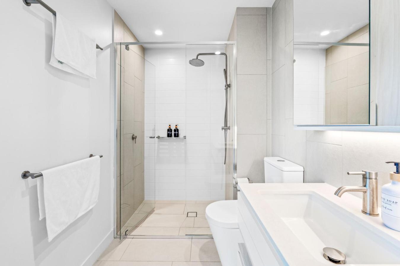 Apartment The Vista Coastline View 2br Unit In Signature Broadbeach With Parking And Pool *