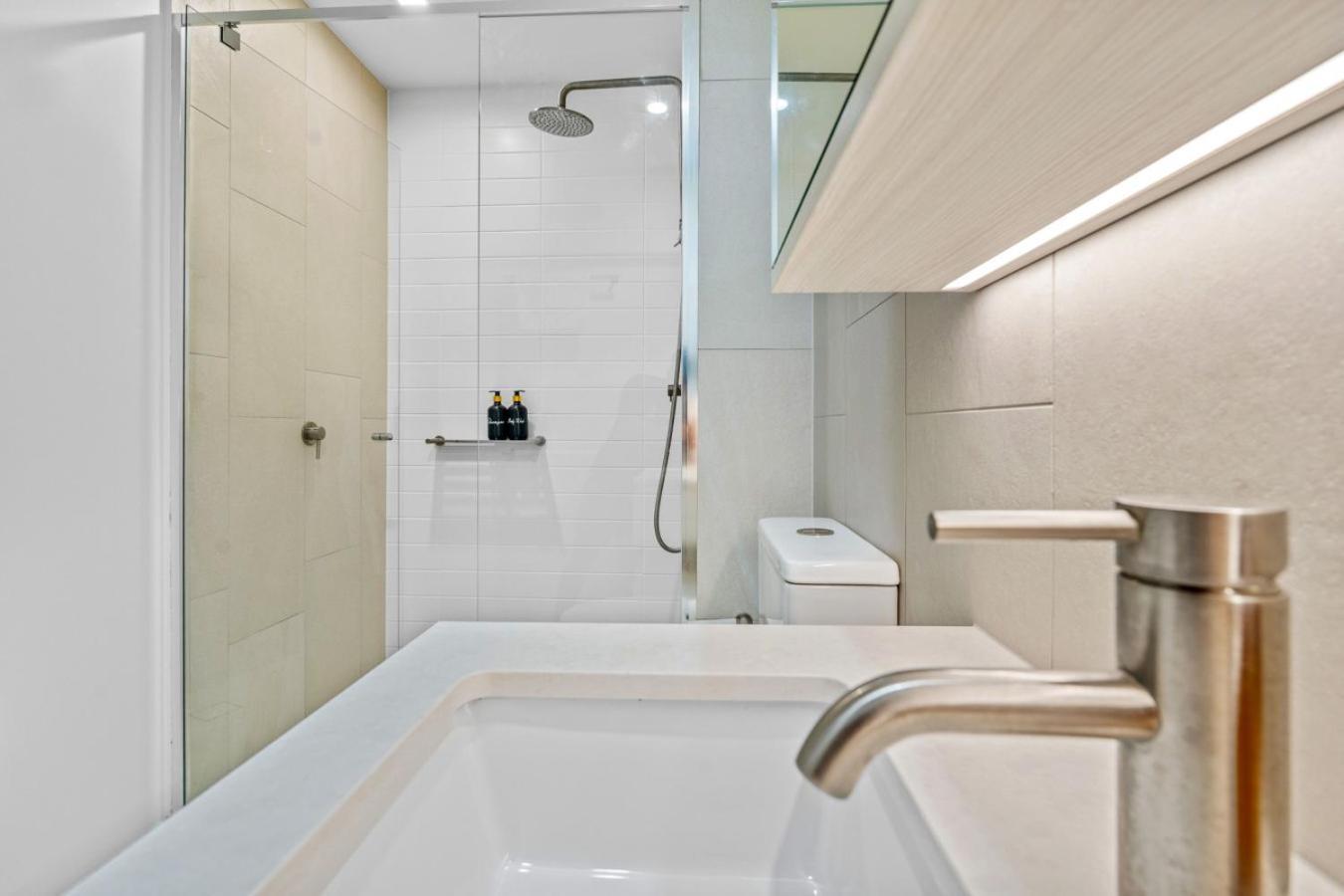 The Vista Coastline View 2br Unit In Signature Broadbeach With Parking And Pool Apartment *