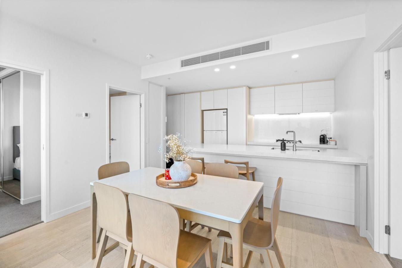 The Vista Coastline View 2br Unit In Signature Broadbeach With Parking And Pool Apartment Gold Coast