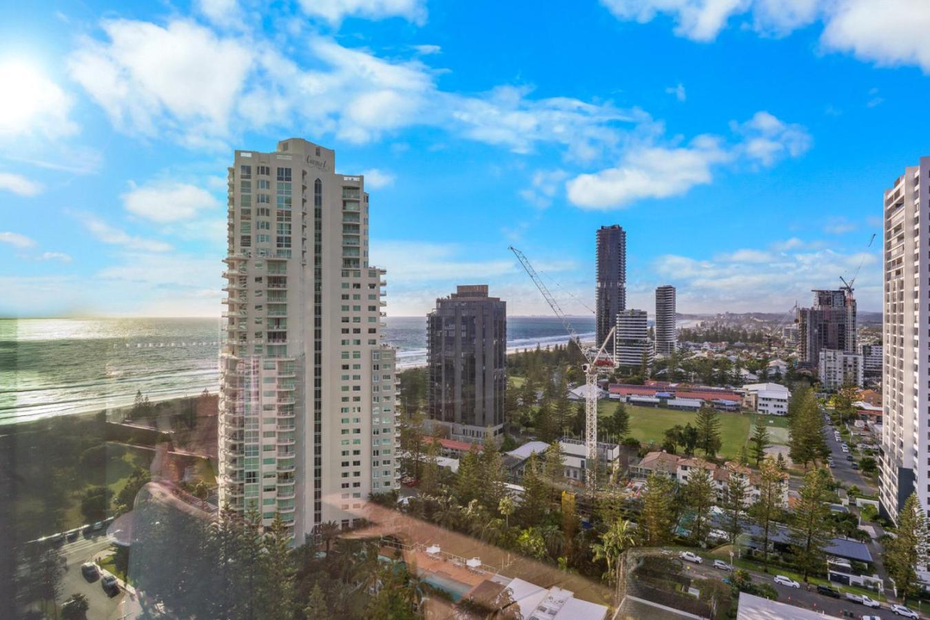 The Vista Coastline View 2br Unit In Signature Broadbeach With Parking And Pool *