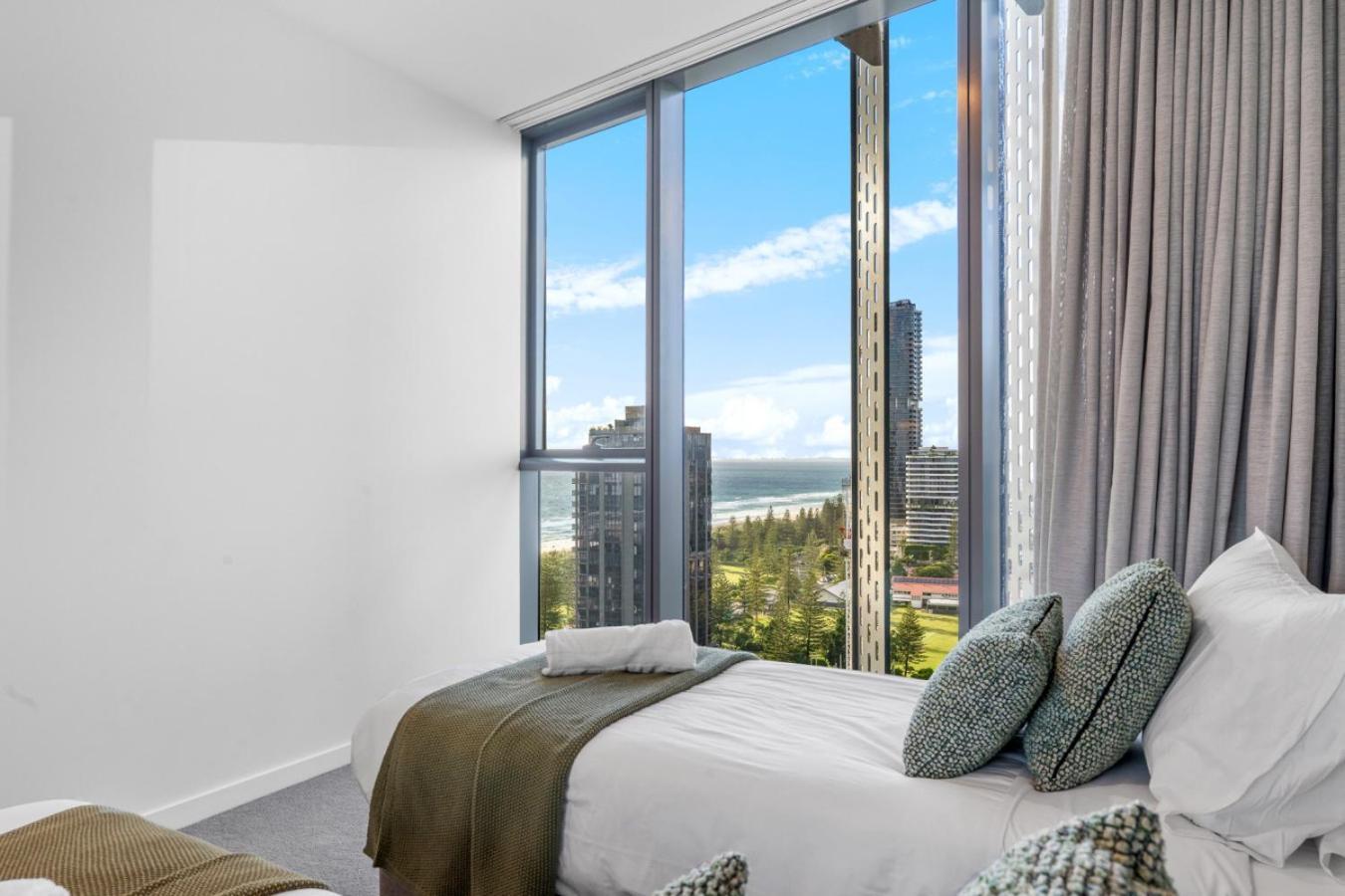 The Vista Coastline View 2br Unit In Signature Broadbeach With Parking And Pool