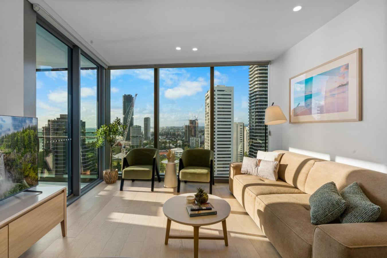 The Vista Coastline View 2br Unit In Signature Broadbeach With Parking And Pool