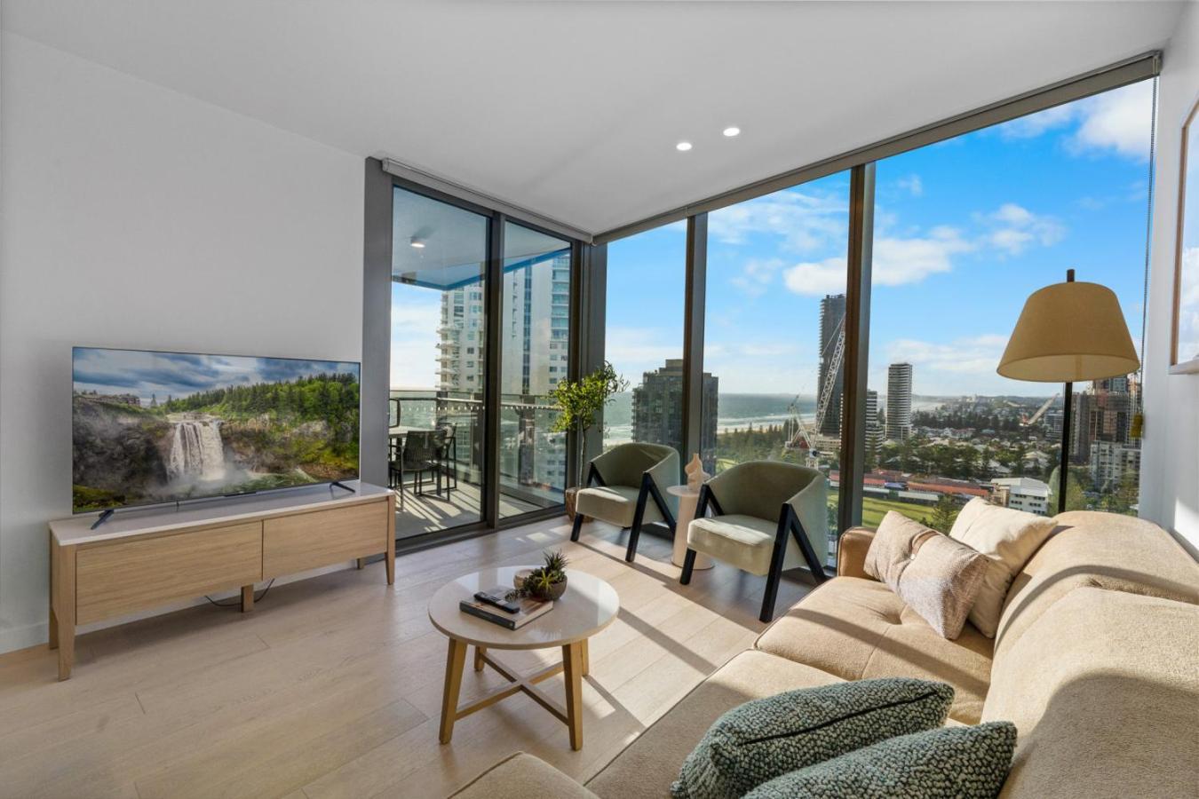 The Vista Coastline View 2br Unit In Signature Broadbeach With Parking And Pool Apartment *