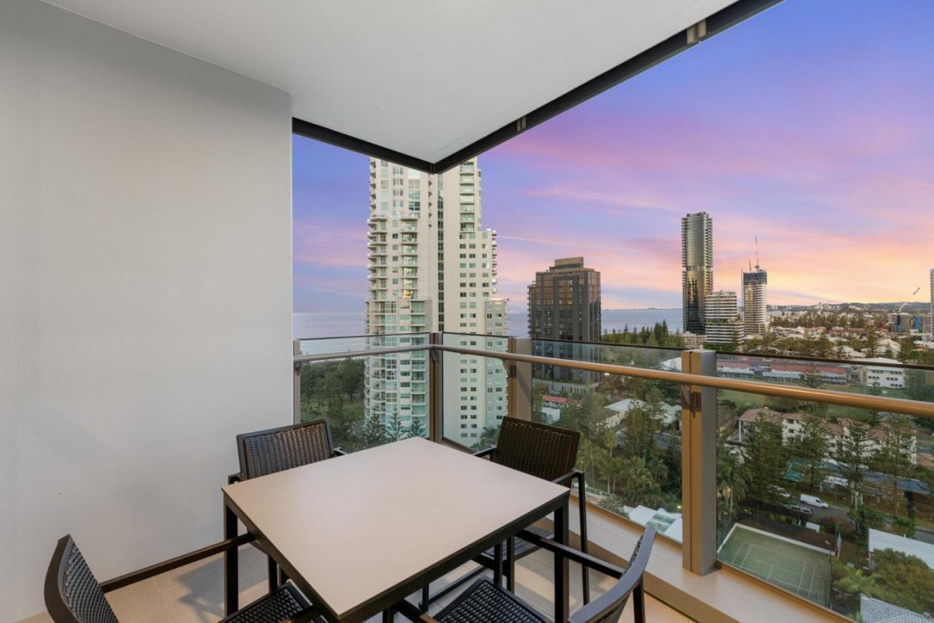 The Vista Coastline View 2br Unit In Signature Broadbeach With Parking And Pool *