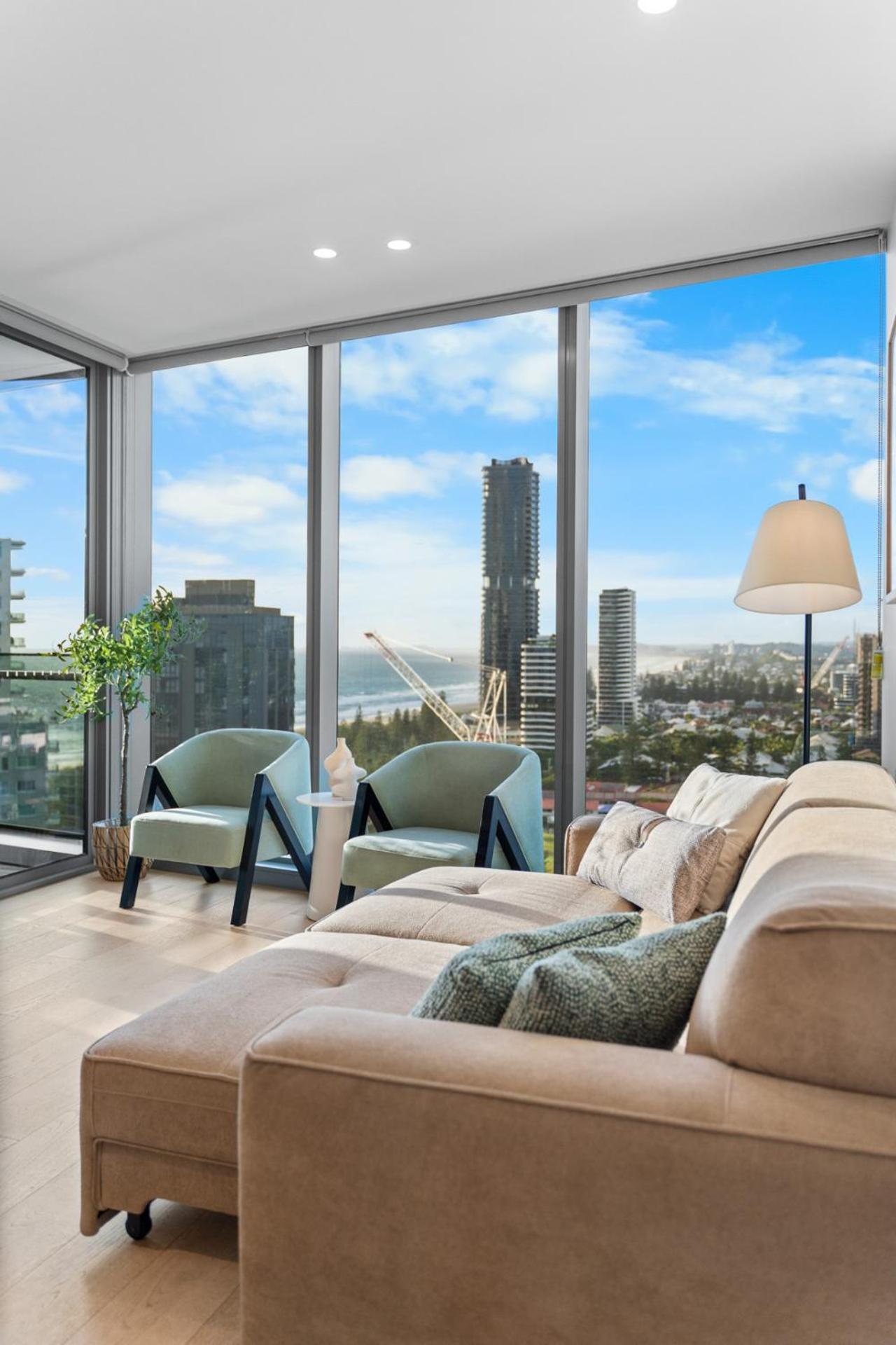 The Vista Coastline View 2br Unit In Signature Broadbeach With Parking And Pool
