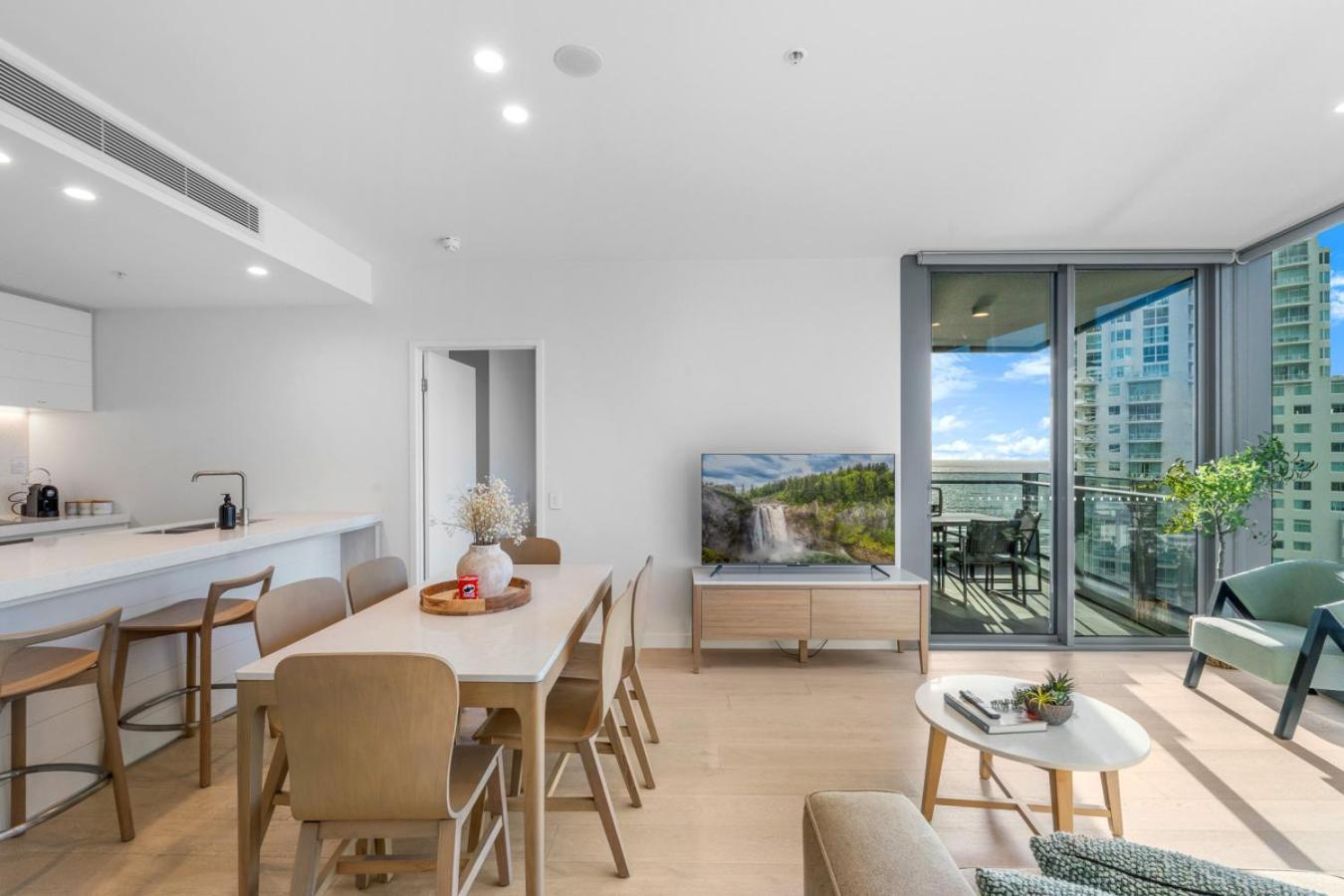 The Vista Coastline View 2br Unit In Signature Broadbeach With Parking And Pool *