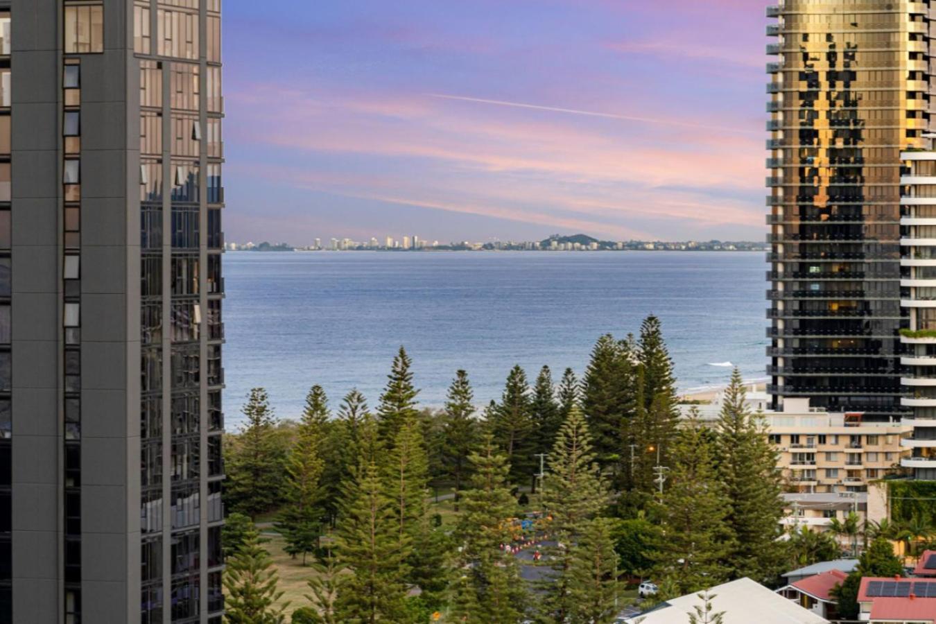The Vista Coastline View 2br Unit In Signature Broadbeach With Parking And Pool Apartment *