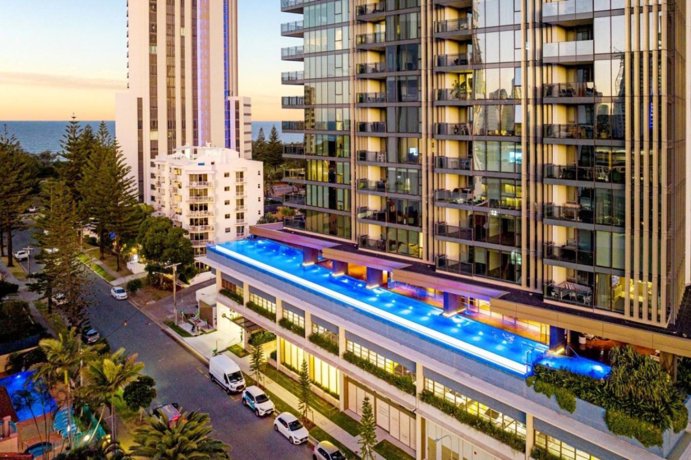 Apartment The Vista Coastline View 2br Unit In Signature Broadbeach With Parking And Pool *