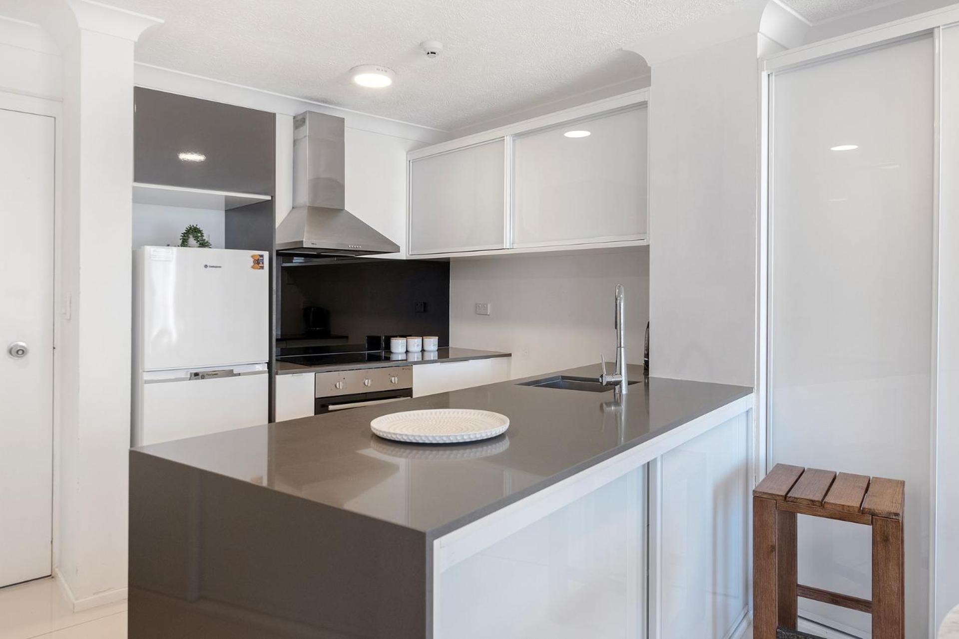 Apartment Ocean Views - Stylish 1 Bedroom In Surfers Paradise Gold Coast