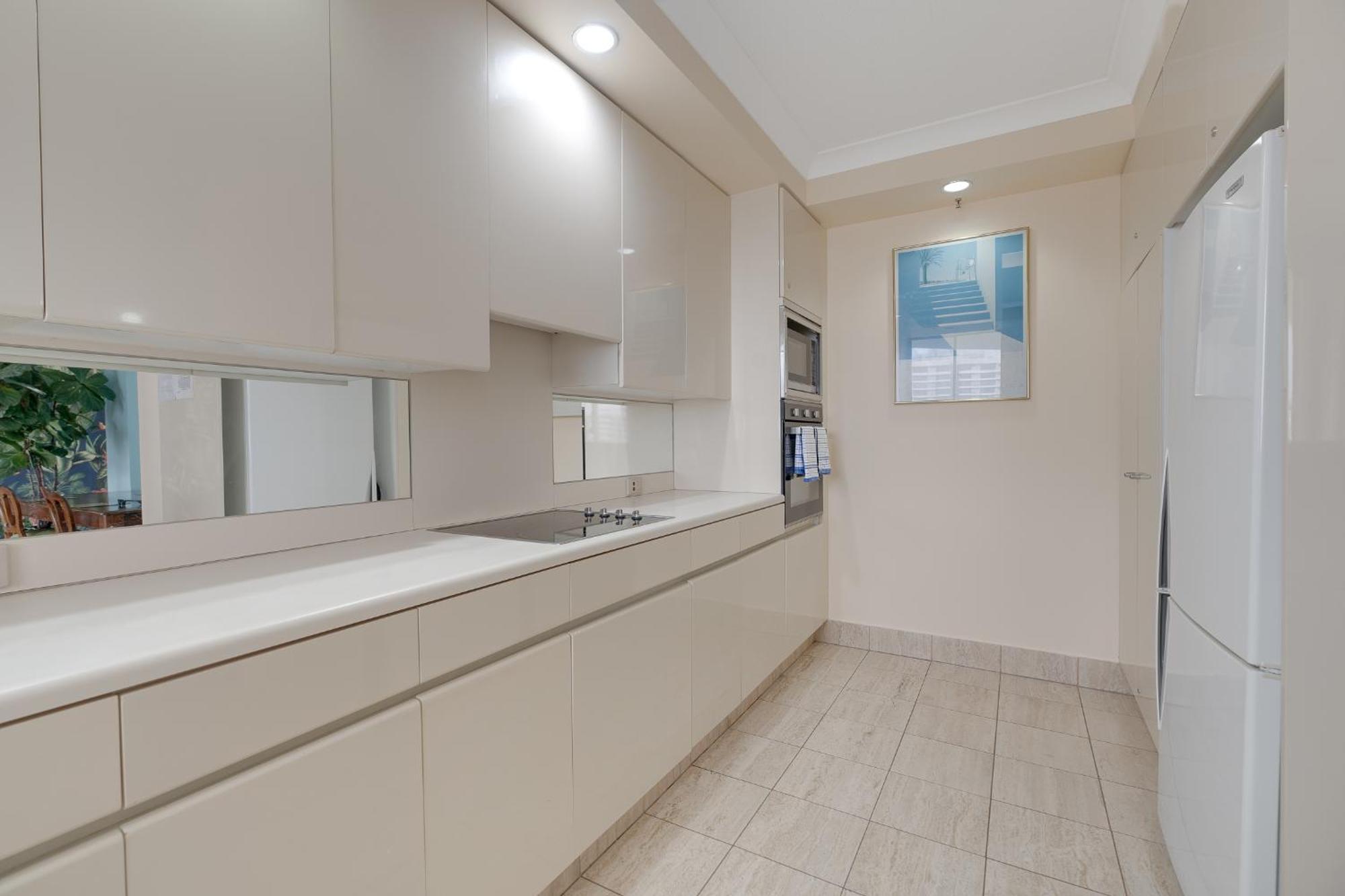 Stylish 1br Beachside Escape - Heart Of Apartment Gold Coast
