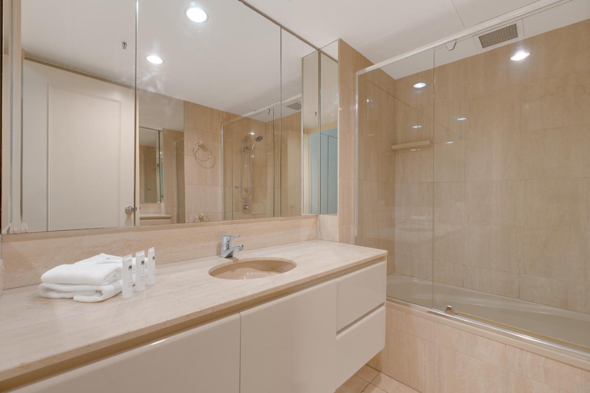 Stylish 1br Beachside Escape - Heart Of Apartment