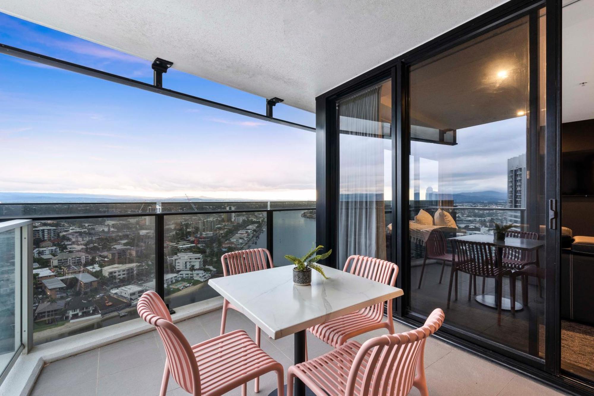 Apartment Circle On Cavill - Self Contained & Privately Managed - Wow