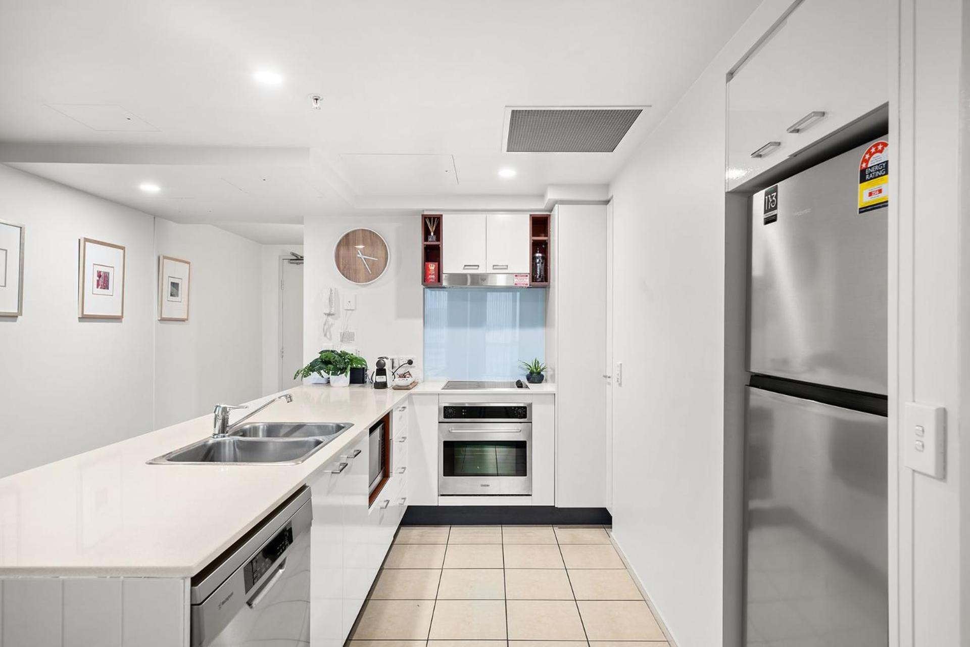 Deluxe 2 Bedroom Ocean And Hinterland Views Apartment *