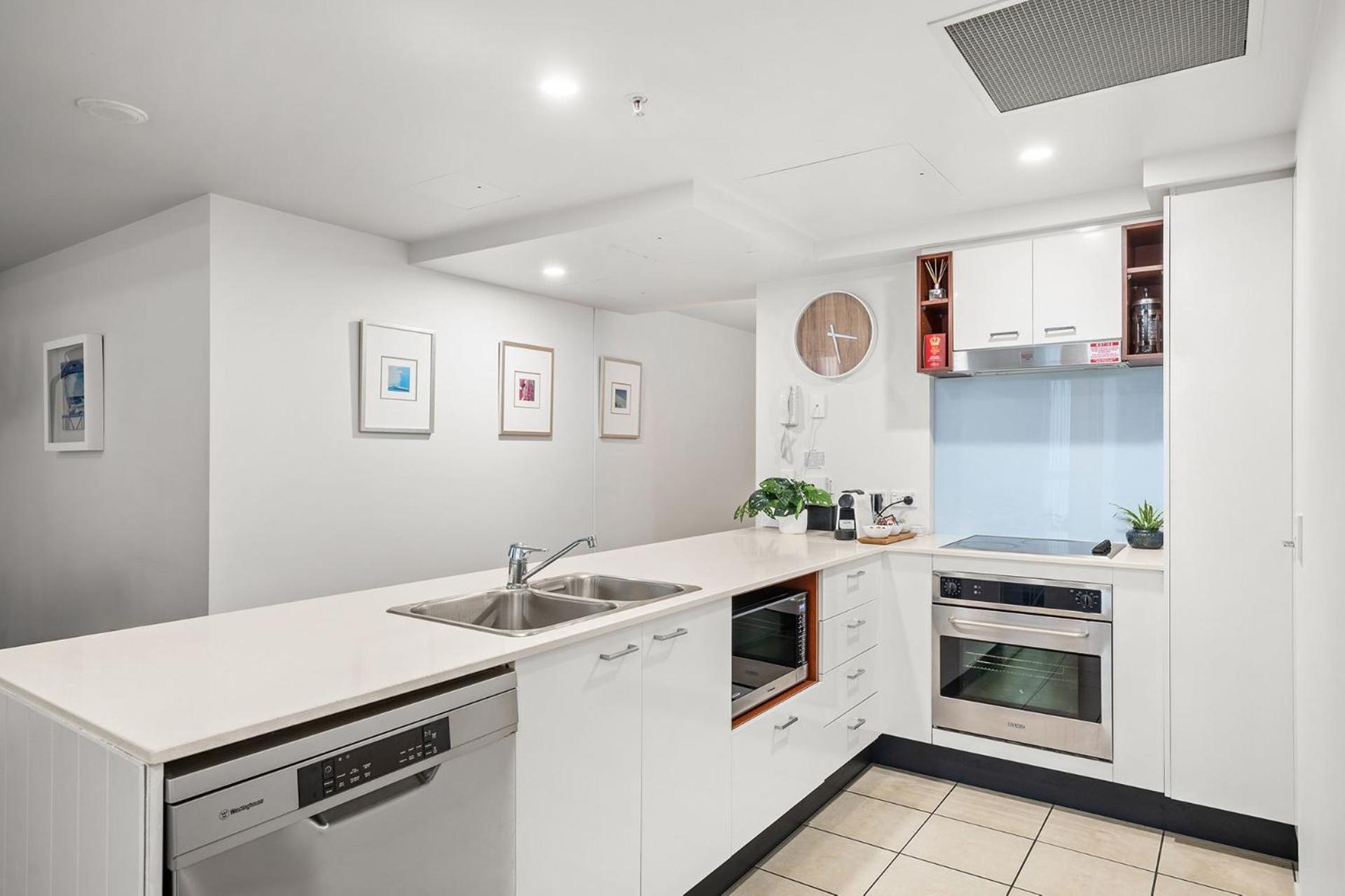 Deluxe 2 Bedroom Ocean And Hinterland Views Apartment