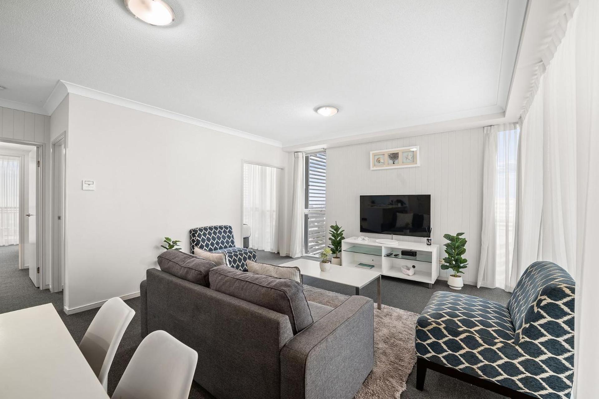 Deluxe 2 Bedroom Ocean And Hinterland Views Apartment *